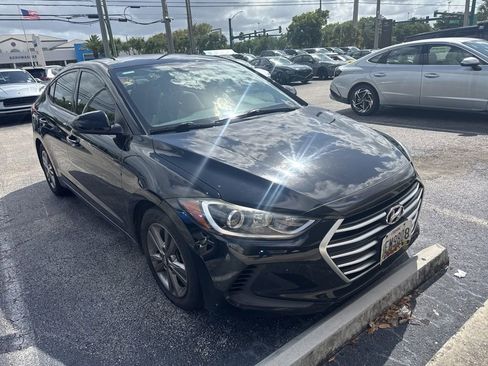 Used 2017 Hyundai Elantra SE image 2