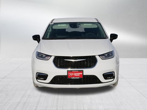 Used 2024 Chrysler Pacifica Touring-L image 2