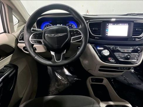 Used 2022 Chrysler Voyager LX image 8