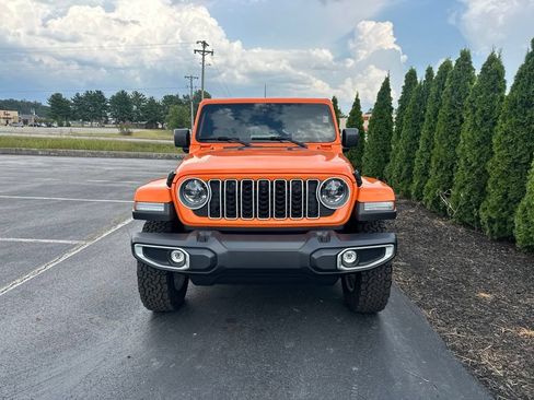 Used 2025 Jeep Wrangler Unlimited Sahara w/ Safety Group AWD/4WD image 3