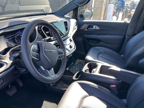 Used 2025 Chrysler Pacifica Select image 13