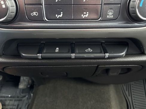 Used 2018 Chevrolet Silverado 1500 LT image 30