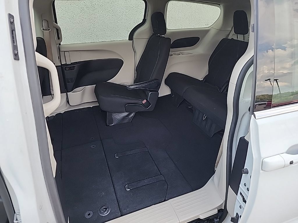 Used 2023 Chrysler Voyager LX FWD image 21