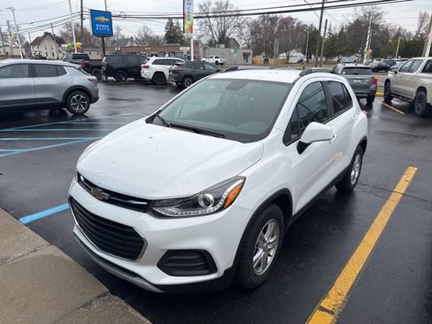 Used 2021 Chevrolet Trax LT w/ LT Convenience Package image 2