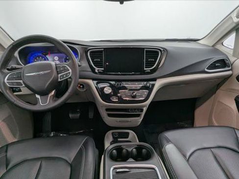 Used 2023 Chrysler Pacifica Touring-L FWD image 24
