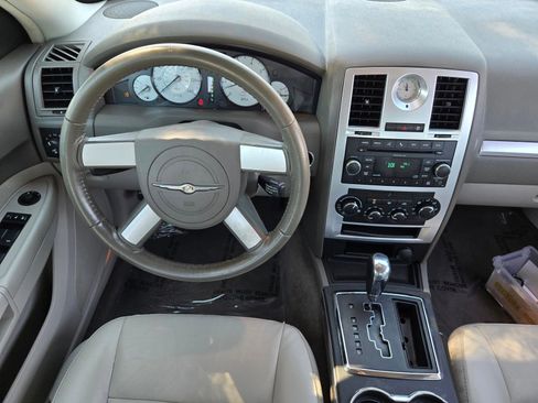Used 2010 Chrysler 300 Touring RWD image 11