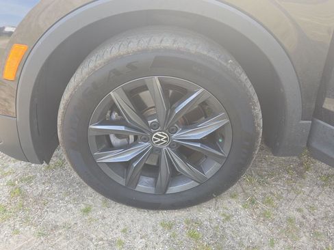 Used 2022 Volkswagen Tiguan SE w/ Panoramic Sunroof Package FWD image 7