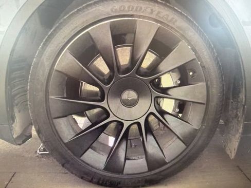 Used 2023 Tesla Model Y Long Range AWD/4WD image 9