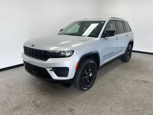 Used 2024 Jeep Grand Cherokee Altitude image 16