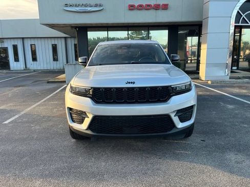 Used 2022 Jeep Grand Cherokee Altitude AWD/4WD image 32