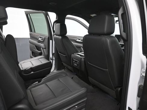 Used 2022 Chevrolet Suburban LT w/ Luxury Package RWD image 10