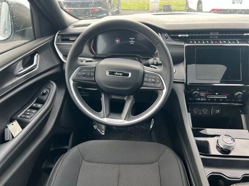 New 2025 Jeep Grand Cherokee L Laredo image 17