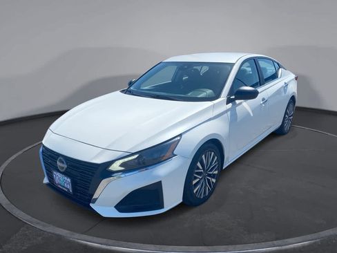 Used 2024 Nissan Altima 2.5 SV FWD image 2