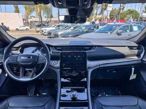 Used 2025 Jeep Grand Cherokee L Limited w/ Black Appearance Package AWD/4WD image 9