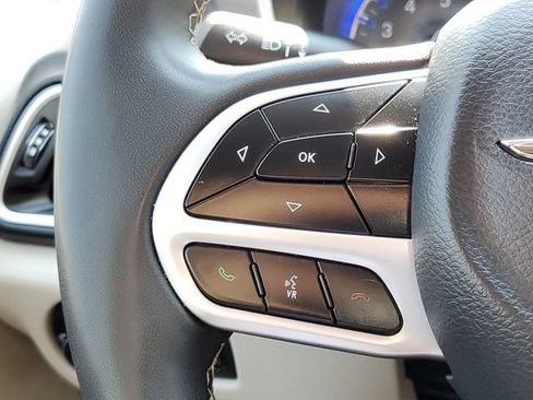 Used 2023 Chrysler Pacifica Touring-L FWD image 16