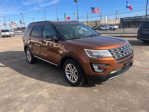 Used 2017 Ford Explorer XLT w/ Equipment Group 202A FWD image 1