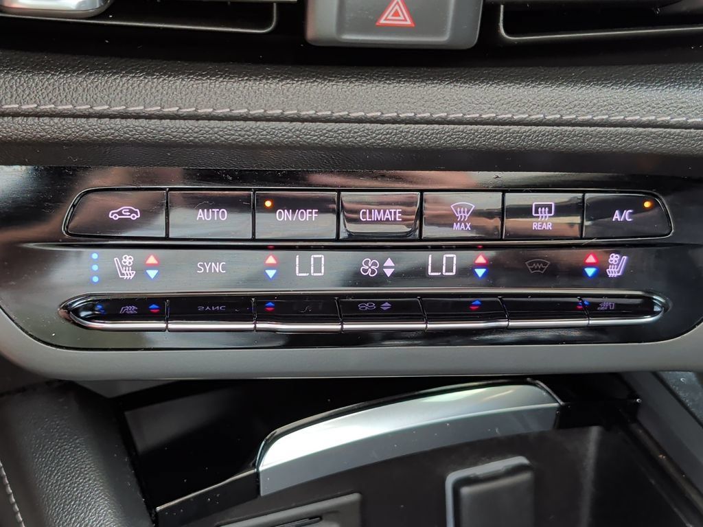Used 2023 Buick Envision Avenir AWD/4WD image 23