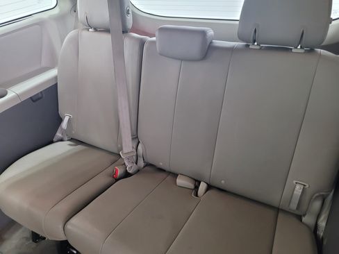 Used 2016 Toyota Sienna XLE w/ XLE Navigation Package FWD image 9