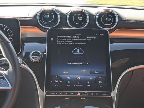 Used 2025 Mercedes-Benz GLC 350e 4MATIC image 15