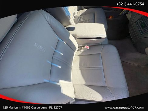 Used 2010 Lincoln Town Car Signature Limited image 35