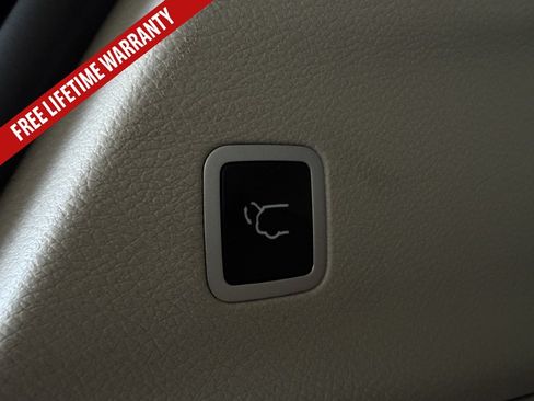 Used 2024 Chrysler Pacifica Limited FWD image 48