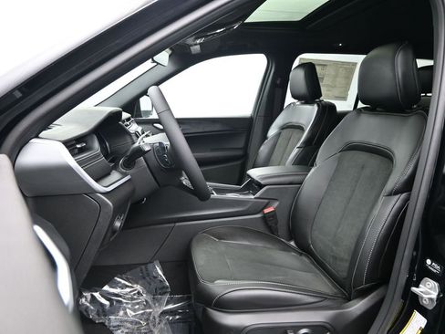 New 2025 Jeep Grand Cherokee Altitude image 20