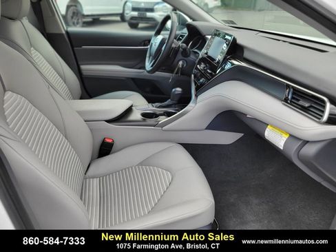 Used 2024 Toyota Camry SE image 11