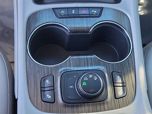 Certified 2023 GMC Acadia SLT image 29