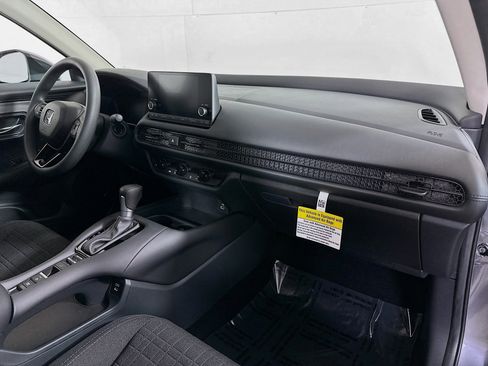 Used 2025 Honda HR-V LX image 27