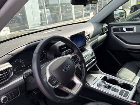 Used 2022 Ford Explorer XLT w/ Equipment Group 202A image 10