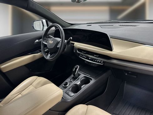Used 2024 Cadillac XT4 Luxury w/ Cold Weather Package FWD image 6