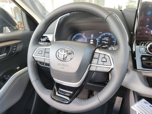 New 2026 Toyota Highlander Platinum image 22