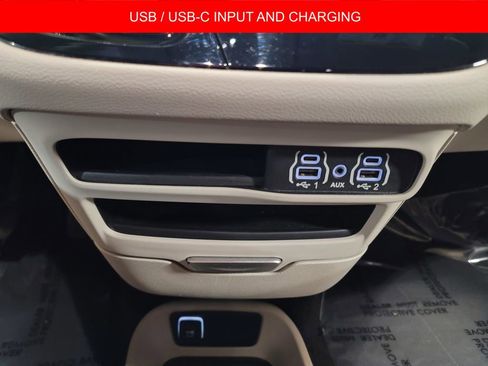 Used 2023 Chrysler Pacifica Touring-L FWD image 19