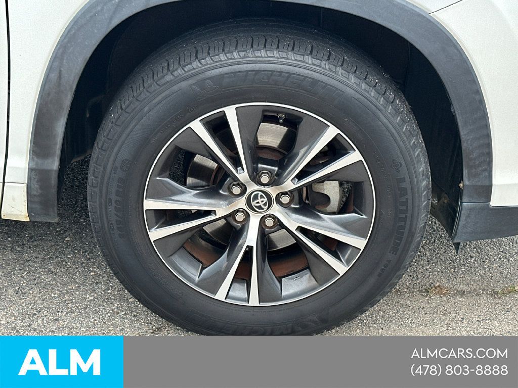 Used 2018 Toyota Highlander LE FWD image 14