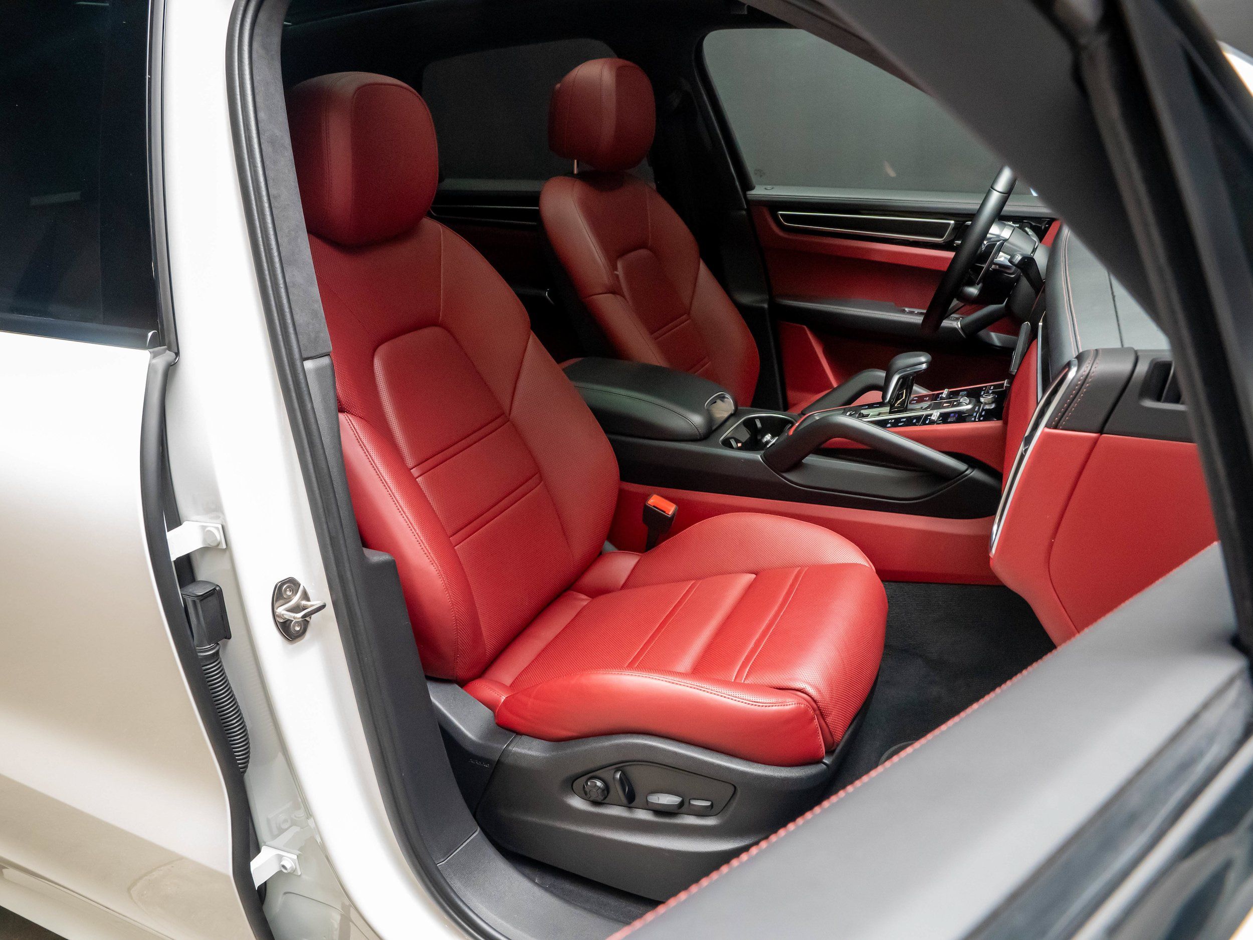 Certified 2023 Porsche Cayenne GTS AWD/4WD image 31