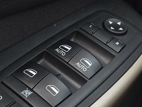 Used 2017 Jeep Cherokee Latitude w/ Comfort/Convenience Group AWD/4WD image 18