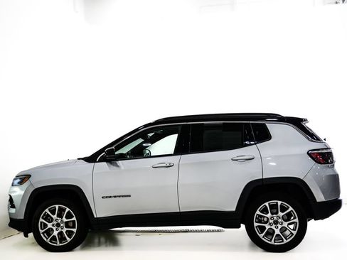 Used 2025 Jeep Compass Limited AWD/4WD image 5