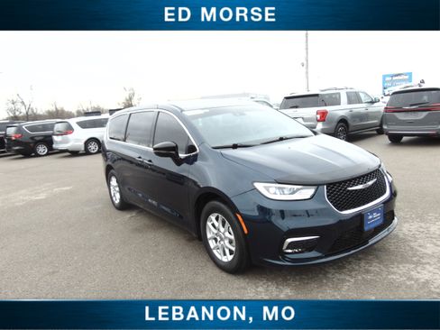 Used 2024 Chrysler Pacifica Touring-L image 4