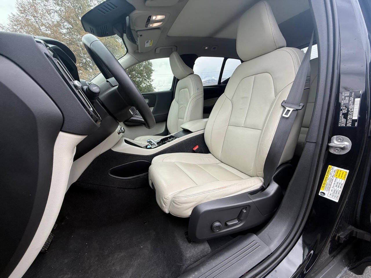 Used 2023 Volvo XC40 B5 Plus w/ Climate Package AWD/4WD image 10