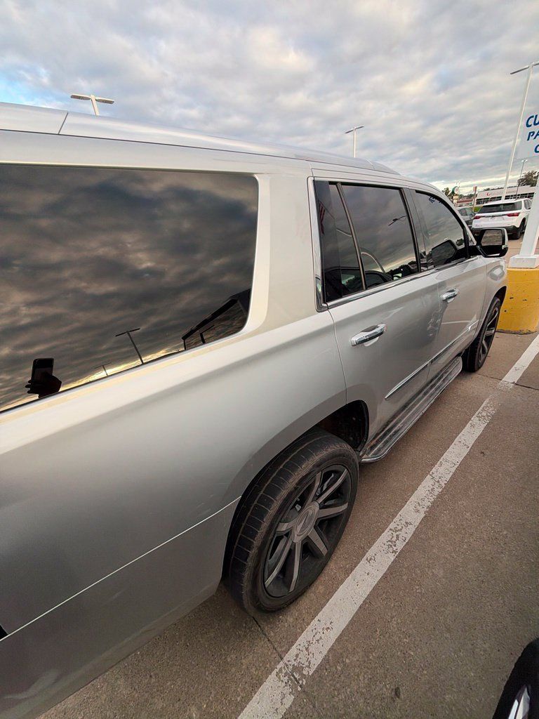 Used 2016 Cadillac Escalade Luxury AWD/4WD image 8