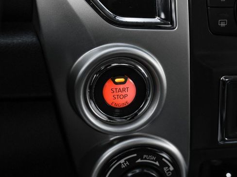 Used 2017 Nissan Titan SV image 16