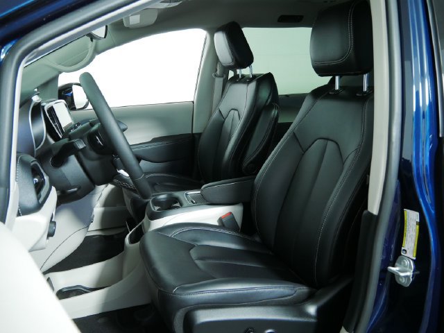 Used 2024 Chrysler Pacifica Touring-L AWD/4WD image 19