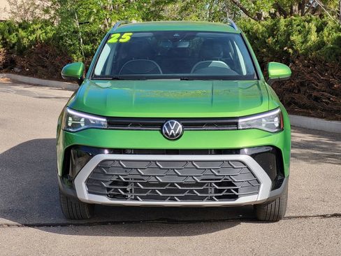 Used 2025 Volkswagen Taos SE AWD/4WD image 2