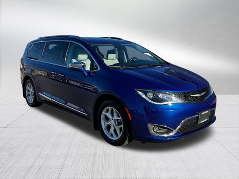 Used 2020 Chrysler Pacifica Limited image 3