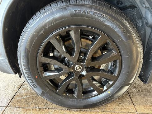 Used 2018 Nissan Rogue SV image 10