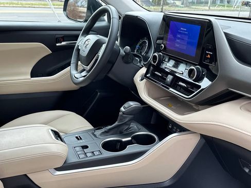 Certified 2024 Toyota Highlander XLE image 11