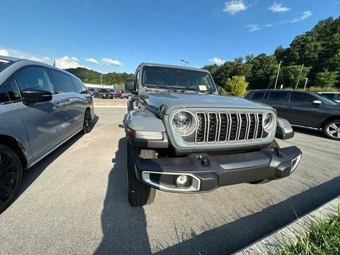 Used 2025 Jeep Wrangler Unlimited Sahara AWD/4WD image 11