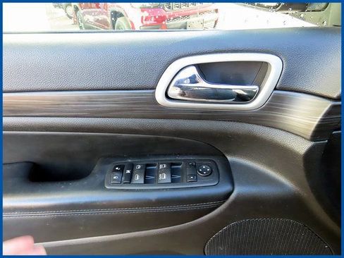 Certified 2022 Jeep Grand Cherokee Laredo X image 11