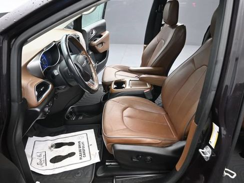 Used 2018 Chrysler Pacifica Limited FWD image 18