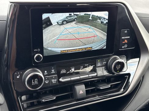 Used 2025 Toyota Highlander XLE image 27